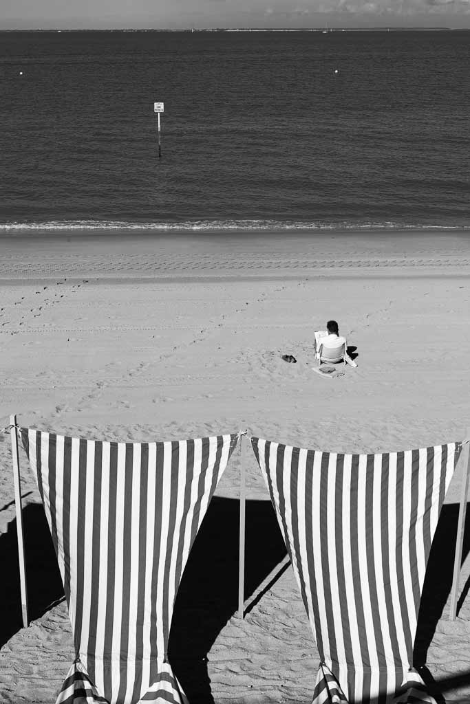 Un homme bouquine seul face à la mer plage de Fouras