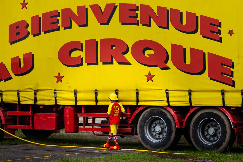 Cirque Garder son âme d'enfant - Un jeune clown attend son tour pour monter sur la piste
