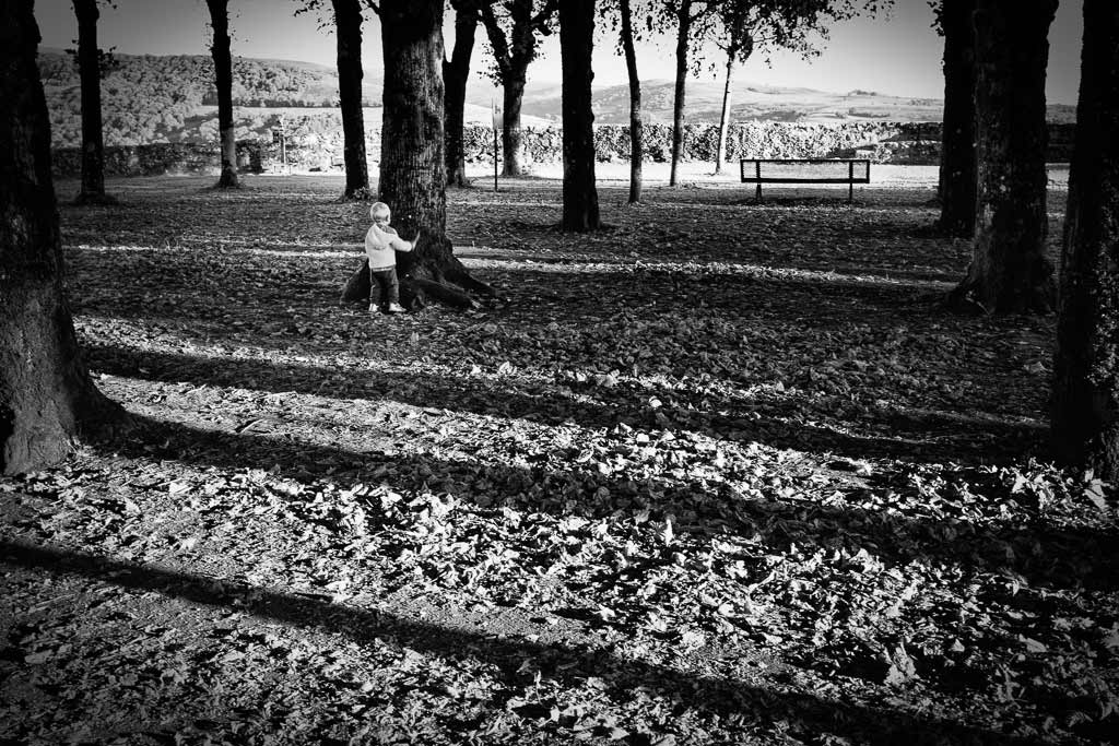 A l'âge ou tout est un jeux - Un petit enfant joue à cache cache esplanade de Salers Cantal